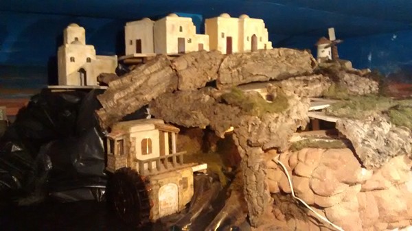 Vista de la montaña y un pueblo del nacimiento en construcción.